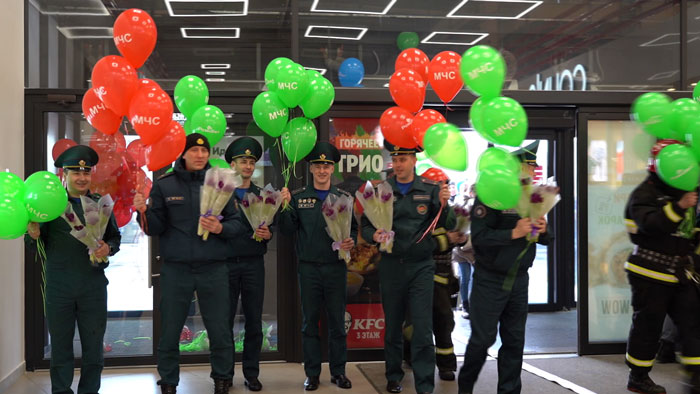 Три автоцистерны с тюльпанами! В Минске сотрудники МЧС поздравили женщин с праздником