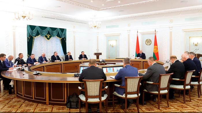 Лукашенко об уборочной: самое гадкое – воровство и пьянство