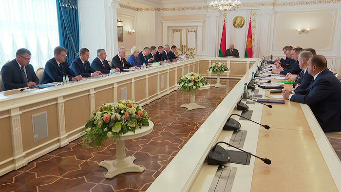 «Не создадим ли мы лазейки для коррупции?» Лукашенко о перераспределении полномочий