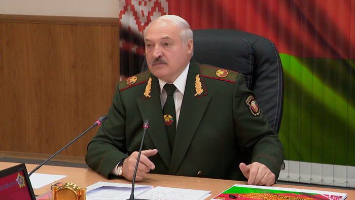 Лукашенко: каждый, кто может держать оружие в руках, должен уметь им пользоваться. Это касается и женщин, и мужиков
