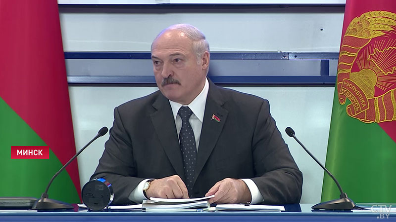 «Надо спать в пороге, мяч под голову». Александр Лукашенко о ситуации в белорусском футболе-8