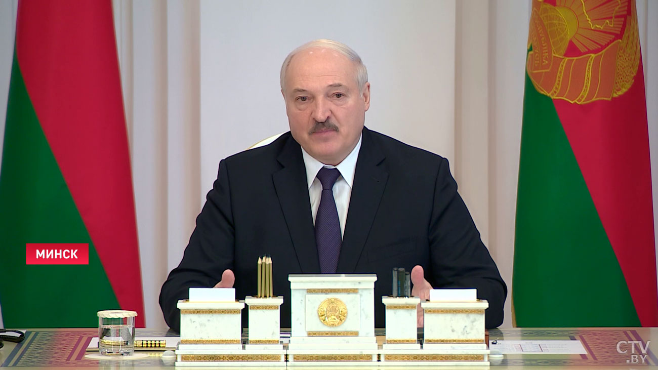 Лукашенко: беглые кричат, что под Президента делается Конституция. Если откровенно, нынешняя Конституция точно под Президента-4 Лукашенко: беглые кричат, что под Президента делается Конституция. Если откровенно, нынешняя Конституция точно под Президента-4