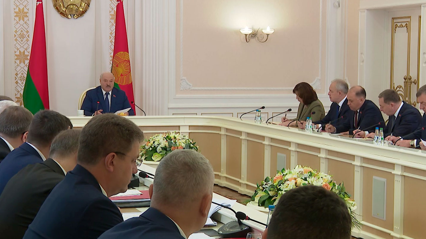 Александр Лукашенко: «Начните наконец-то нагружать и спрашивать на всю катушку вертикаль власти»
