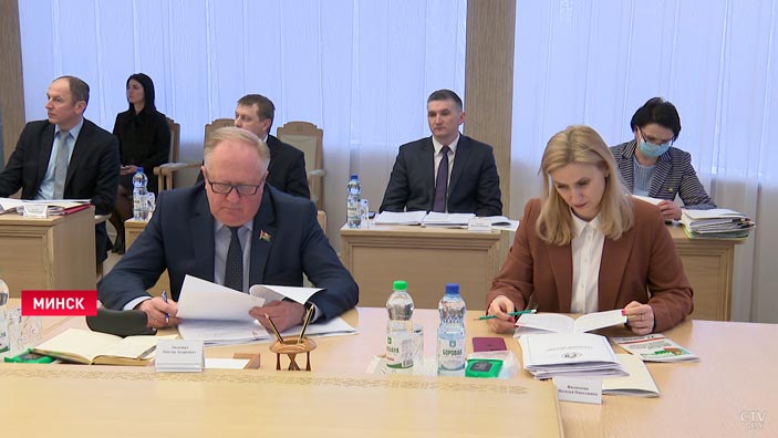 Статус госслужащего могут приравнять к статусу военного. Что обсудили на заседании Совета Республики?-1