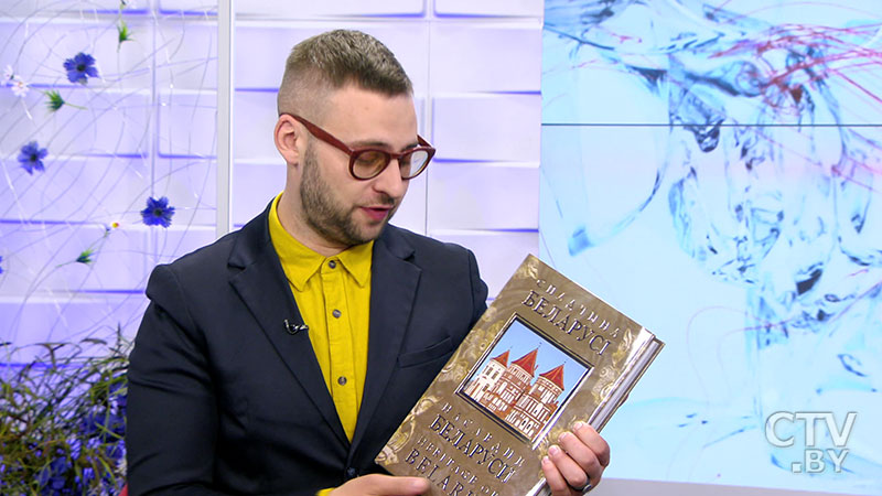 Телеканал СТВ подарил Джорджио Фабиани книгу «Спадчына Беларуси»-1