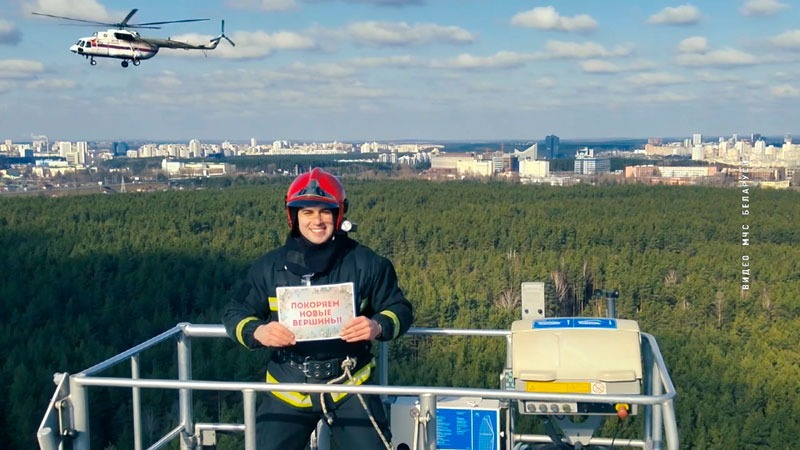 Над землей, под водой и сквозь пламя – белорусские спасатели экстремально поздравили женщин с 8 Марта-1