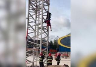 В Минске стало плохо машинисту башенного крана. Спасатели спускали его с 40-метровой высоты