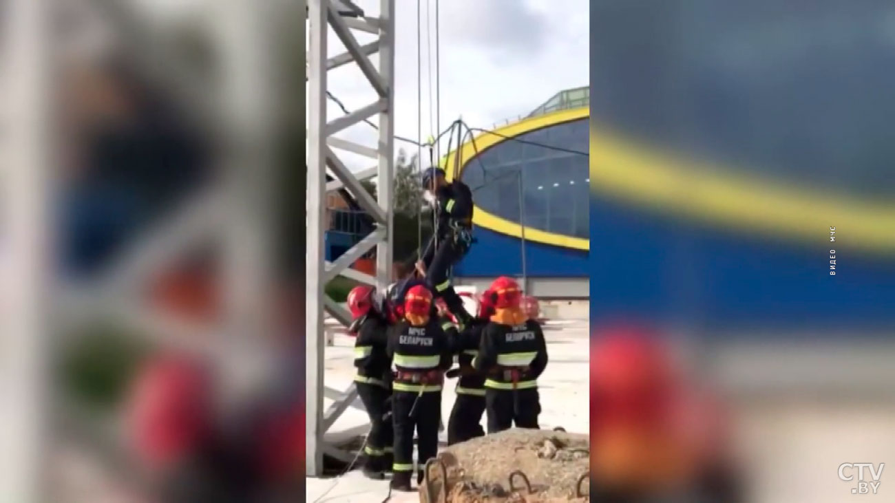 В Минске стало плохо машинисту башенного крана. Спасатели спускали его с 40-метровой высоты-4