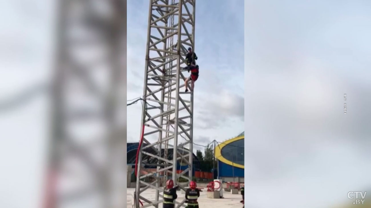 В Минске стало плохо машинисту башенного крана. Спасатели спускали его с 40-метровой высоты-1