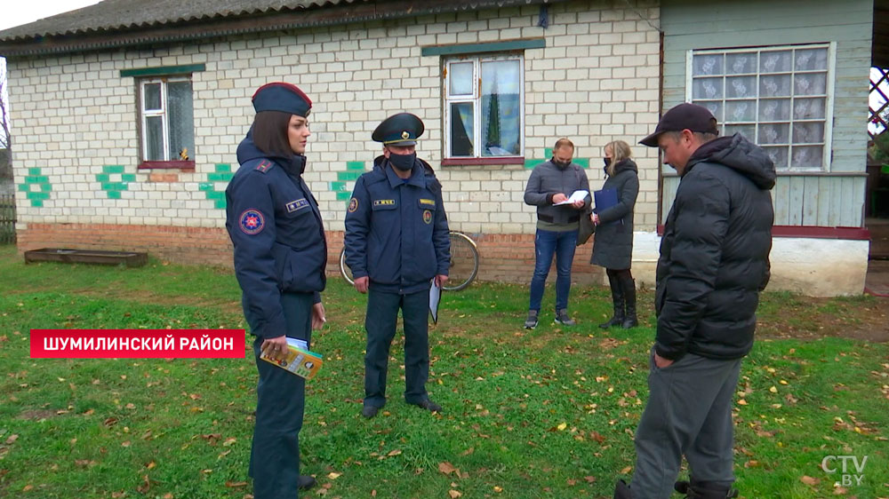 «Не дай бог выскочит какая-то искра». Спасатели проверяют дома с печным отоплением на безопасность-22