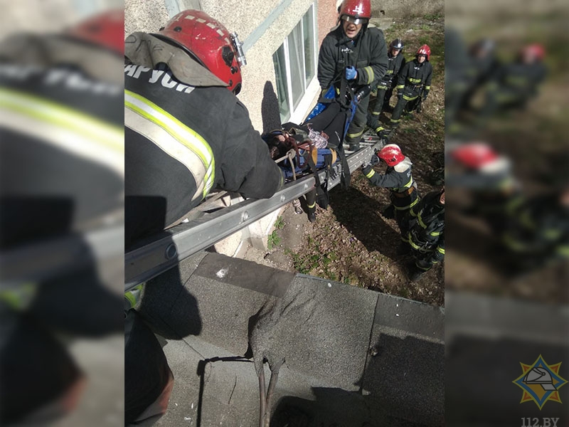 Минчанка пыталась снять кота с козырька подъезда и пострадала сама-1