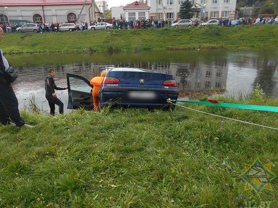 Владелец был на рынке. В Орше Peugeot съехал в реку -9