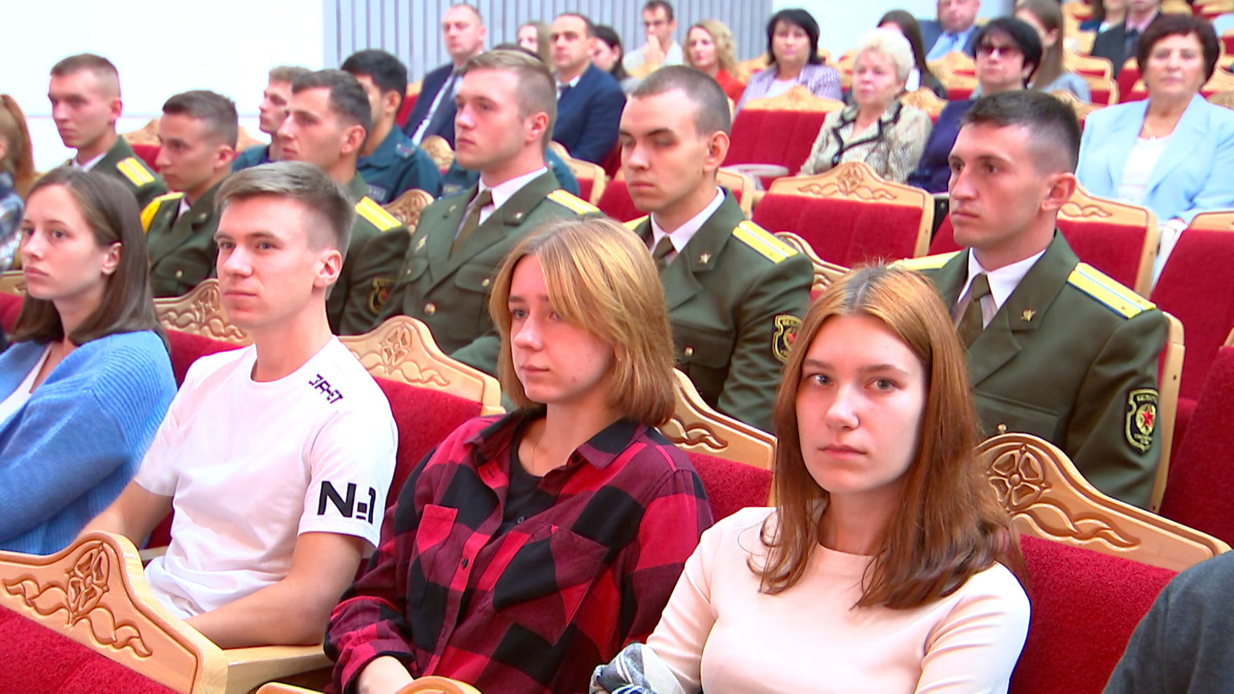 Решение кадрового резерва и обеспечение жильём. Какие вопросы волнуют молодых специалистов из Пуховичского района?