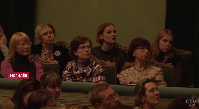 Чемпионы и чиновники в роли актёров. В Могилёве показали документальный спектакль о домашнем насилии-28