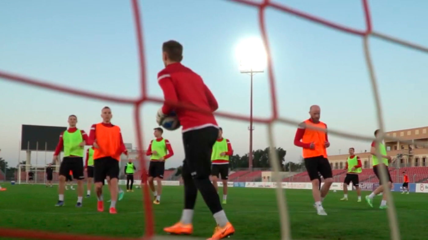 Национальная сборная Беларуси по футболу прибыла в Дубай, где пройдут заключительные матчи сезона