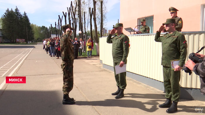 Более 6000 солдат увольняются в запас. Лучшим бойцам вручили грамоты и «Мерч Первого»-7