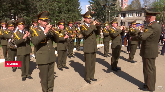 Более 6000 солдат увольняются в запас. Лучшим бойцам вручили грамоты и «Мерч Первого»-16