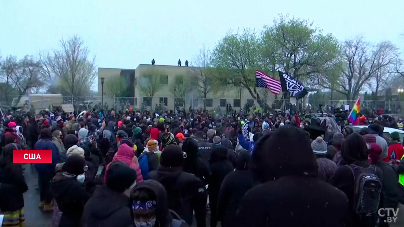 В американском Бруклин-Сентере протестуют третий день подряд. Полицейских забросали камнями и бутылками-1