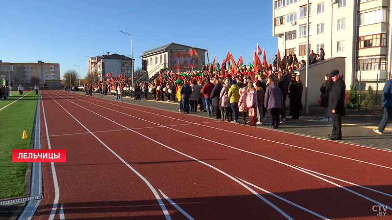 «Будем развивать футбол». На обновлённом стадионе в Лельчицах прошли первые соревнования-1