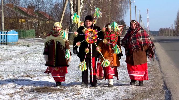 «Заходзім у кожную хату». В Гомельской области молодёжь восстановила рождественский обряд времён их прабабушек