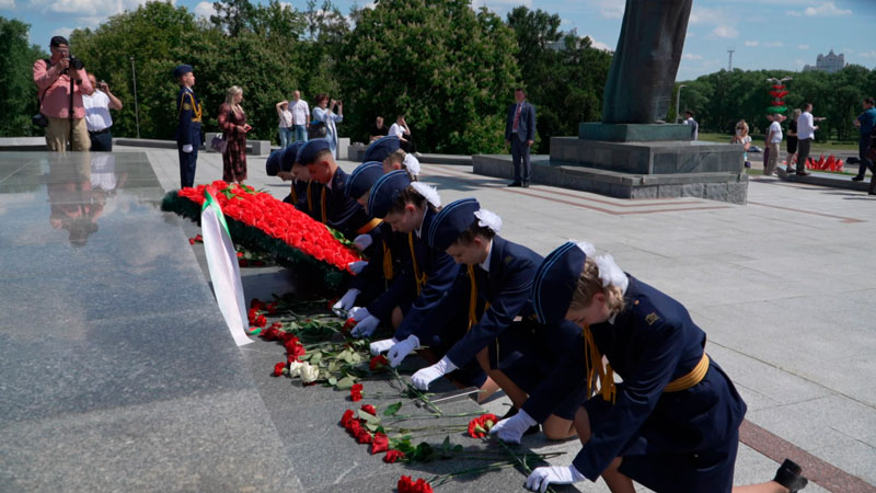 Столичные выпускники возложили цветы к стеле «Минск – город-герой»