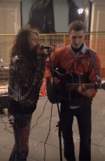 Видео: лидер группы Aerosmith спел с уличным музыкантом на Кузнецком мосту в Москве