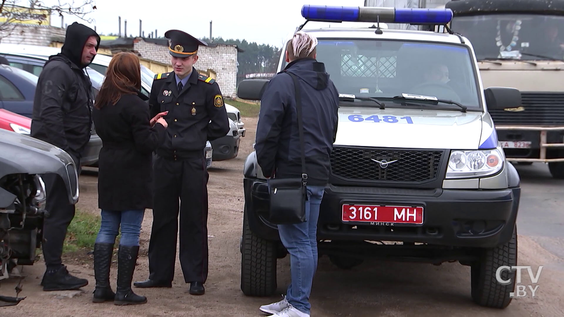 «Не надо, чтобы там снимали. Я все документы разбросала!» Как у минчанина на СТО забрали 600 долларов без чека и сломали дорогое авто-19