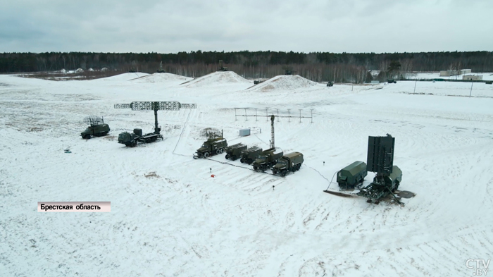 Военной истерией не пахнет, но тревожно. Стоит ли белорусам опасаться нападения на страну?-25