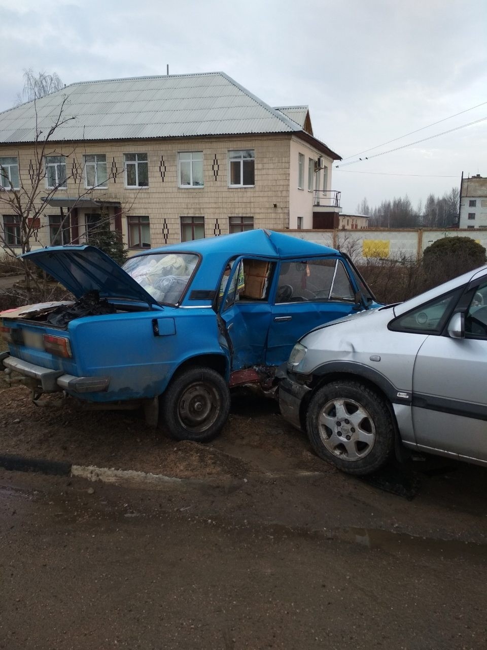 Не пропустил при развороте. В Лепеле столкнулись ВАЗ и Opel-1