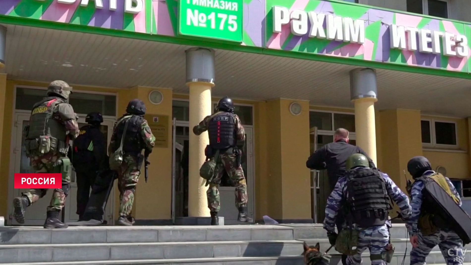 В память о жертвах стрельбы в Казани белорусы несут цветы и игрушки к посольству России в Минске-1