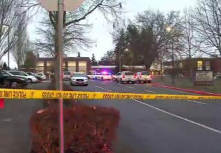 В США неизвестный открыл стрельбу на парковке школы В США неизвестный открыл стрельбу на парковке школы