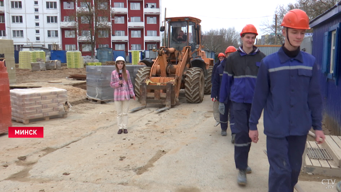 «Плечом к плечу». Корреспондент СТВ попробовала свои силы на молодёжной стройке в Минске-1