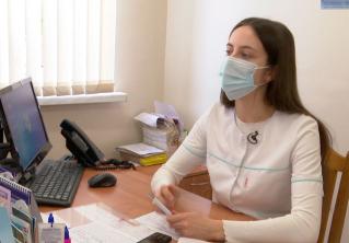 «В день я звоню около 200 людям». Студентка медвуза рассказала, как помогает в пандемию врачам в поликлинике