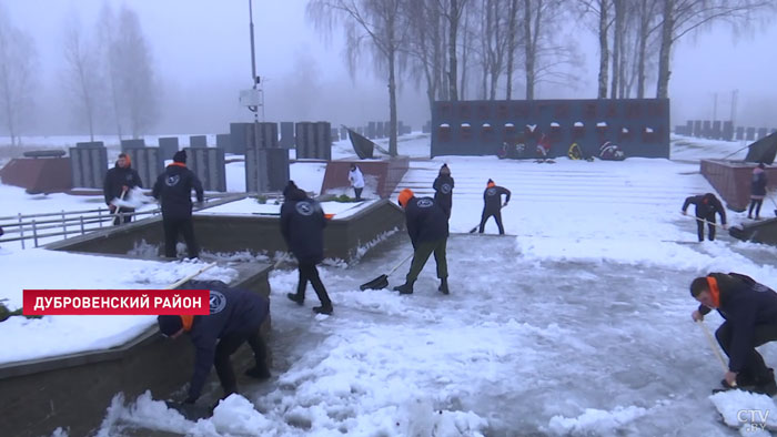 «Такие акции очень полезны для современной молодёжи». Белорусские студенты очищают от снега мемориальные комплексы-10