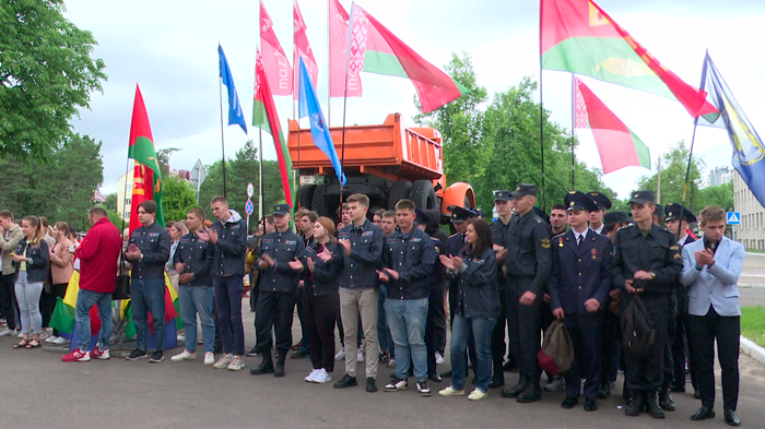 Заводской район торжественно принял студотрядовцев. Бойцы отправились на МАЗ