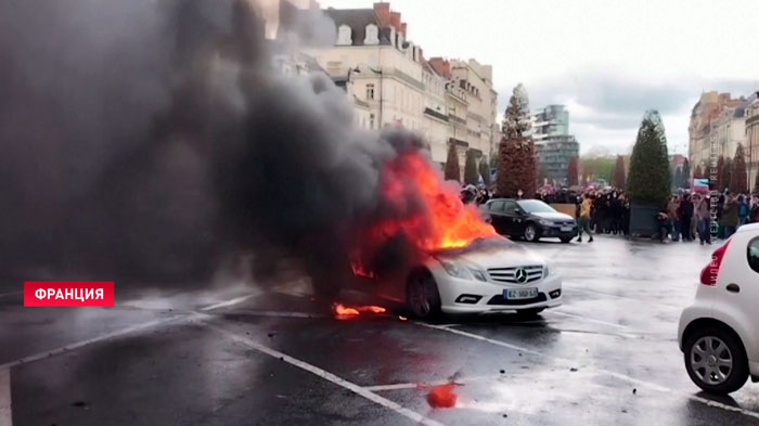Как минимум 10 полицейских пострадали в стычках с протестующими во Франции-1