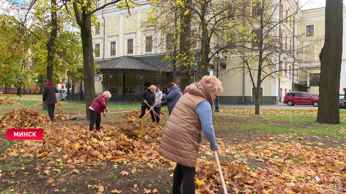 Сделать столицу чище и краше. Мингорсовет совместно с молодёжью очистили Александровский сквер-13