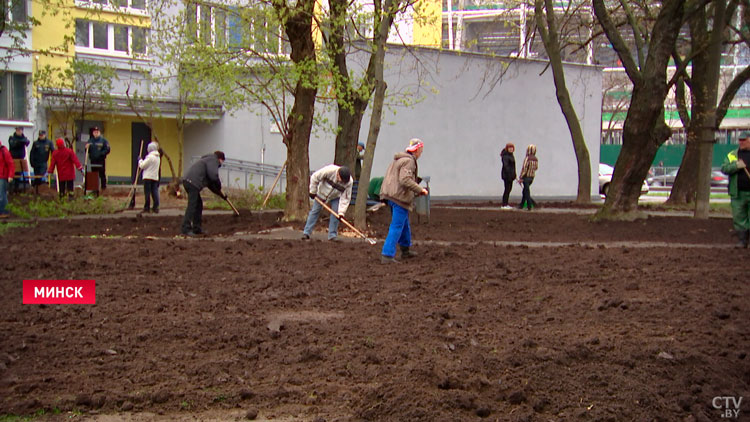 На субботник в Партизанском районе Минска вышли около сотни человек. Чистили дворы и установили новое оборудование-4