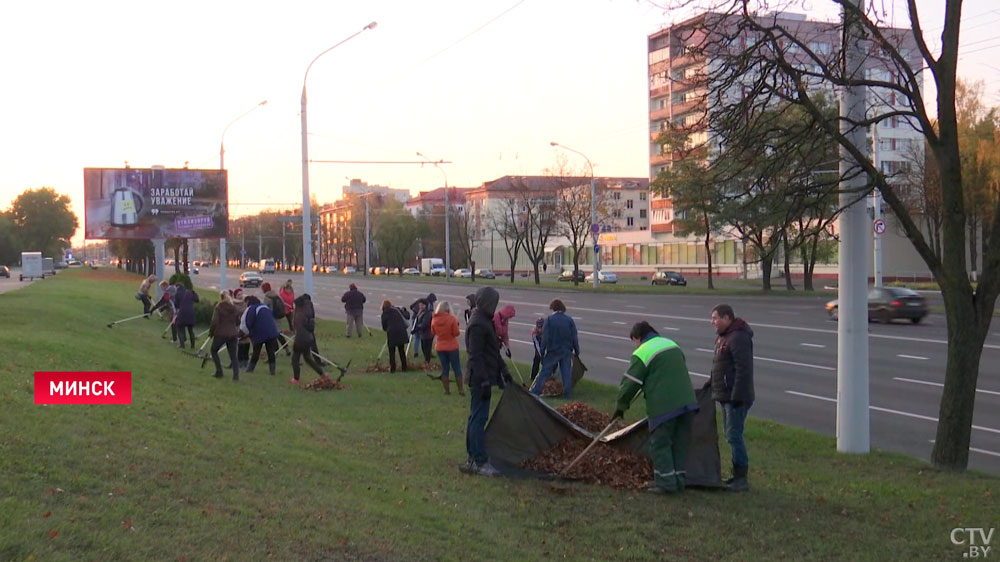 В Минске проходит субботник – убирают листву, высаживают деревья и кустарники. Принять участие может каждый-1