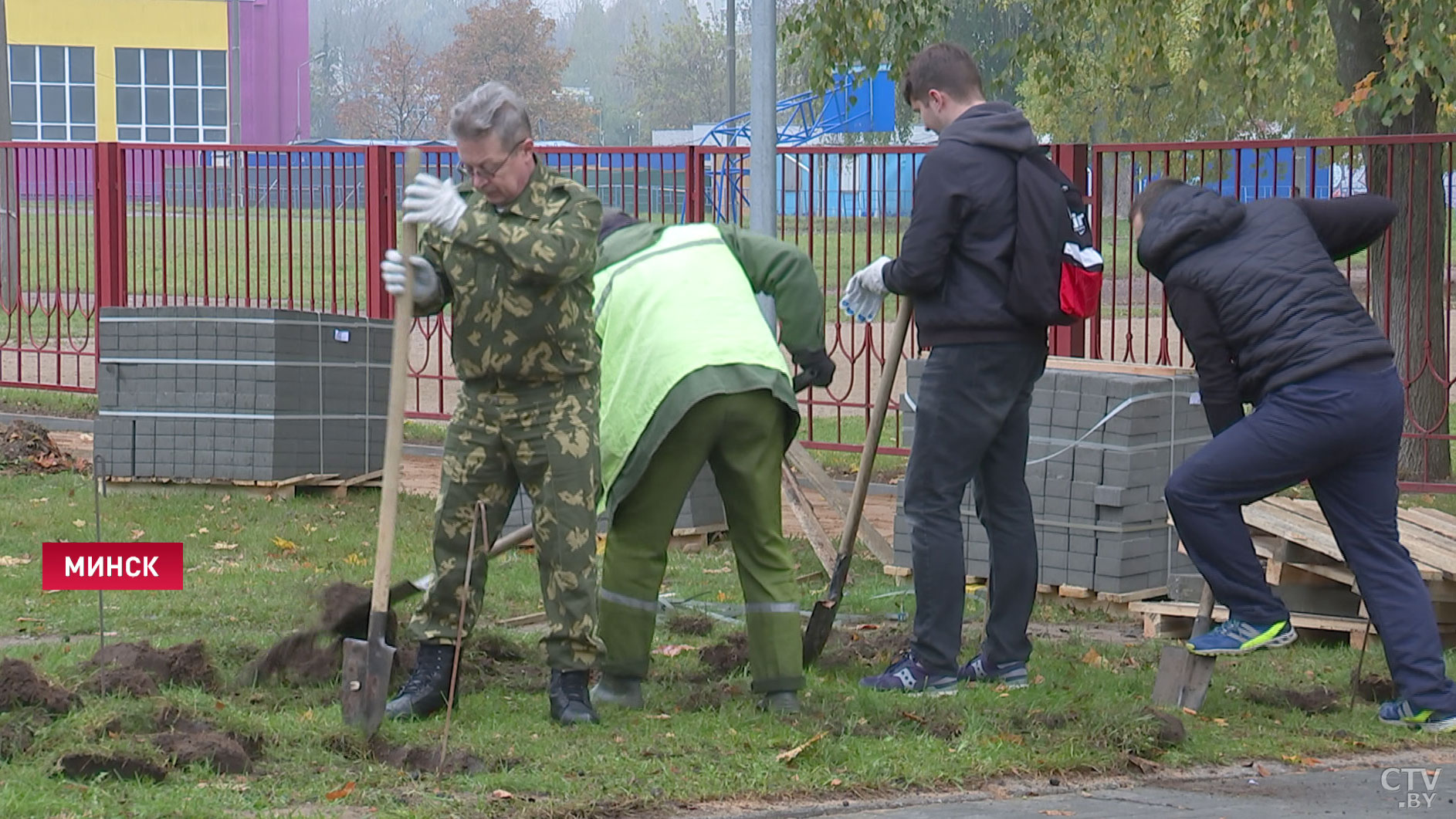 «Наводим красоту на территории своего любимого района». Жители Минска приняли участие в субботнике-9