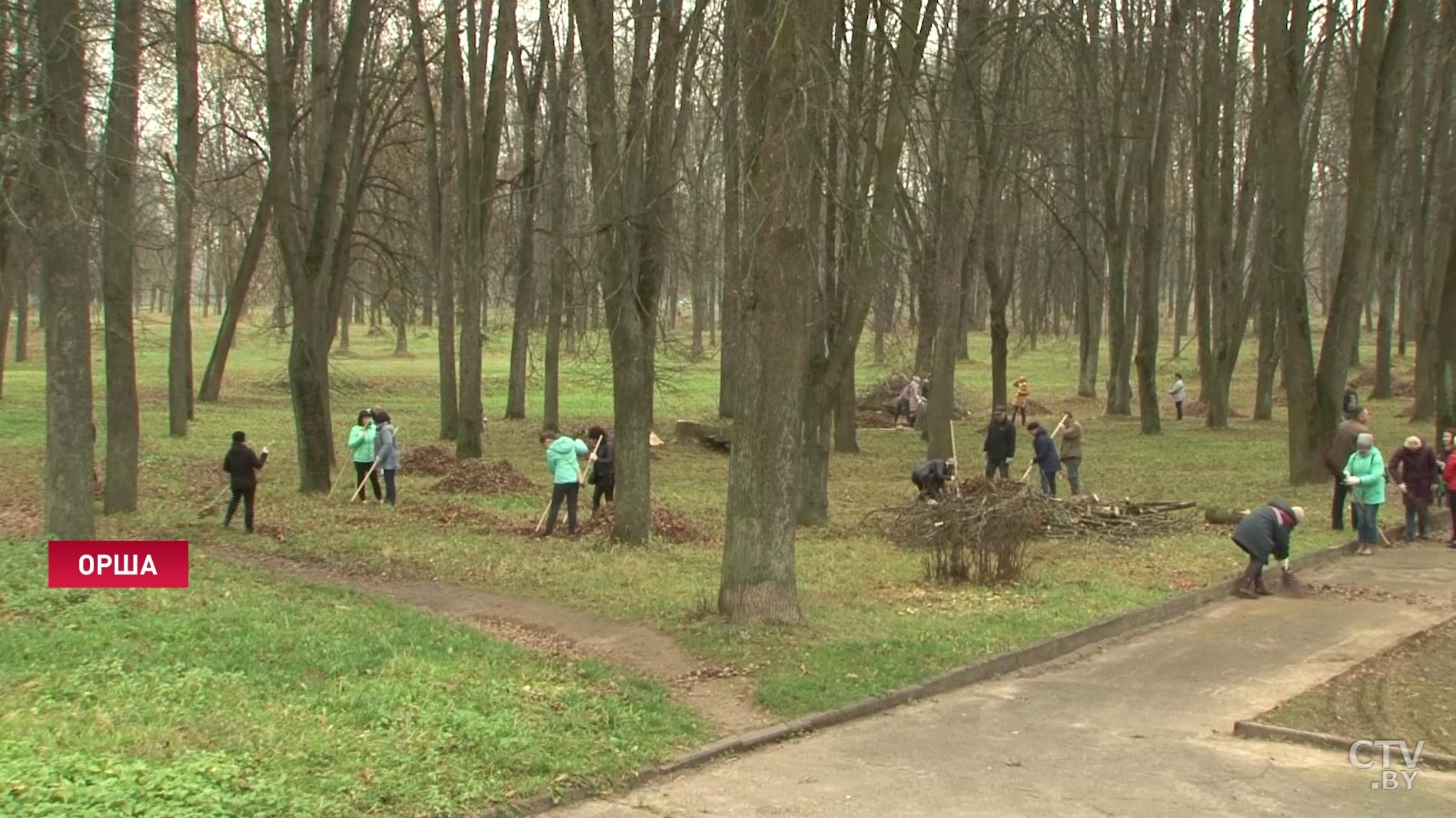 «Делаем первый шаг»: в Орше по время субботника убрали парк льнокомбината-10