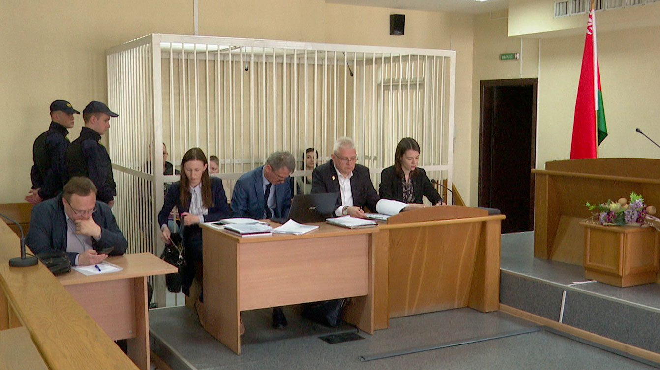 Суд над известным репетитором Евгением Ливянтом начался в Минске. Свою вину он полностью признал