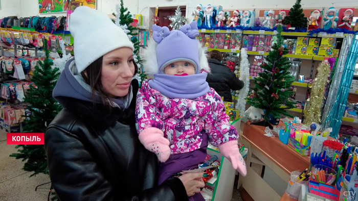 В Копыле установили волшебные сундучки, в которые каждый может положить подарок для детей-10
