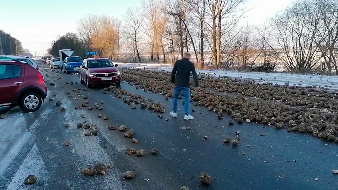 Пострадал только урожай. В Барановичах на дорогу высыпались сотни кг свёклы