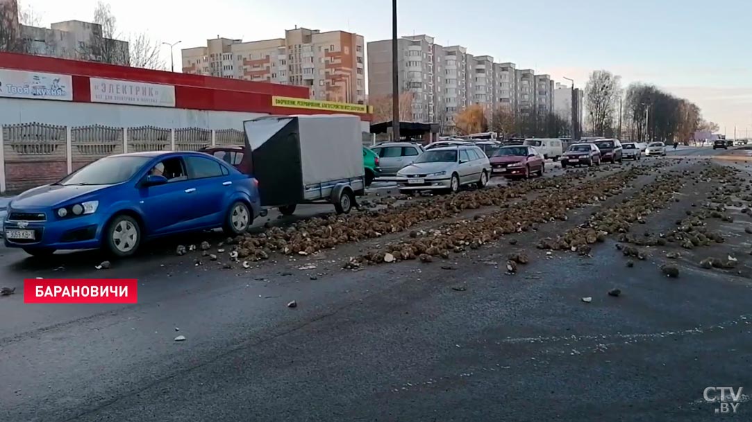 Пострадал только урожай. В Барановичах на дорогу высыпались сотни кг свёклы-1
