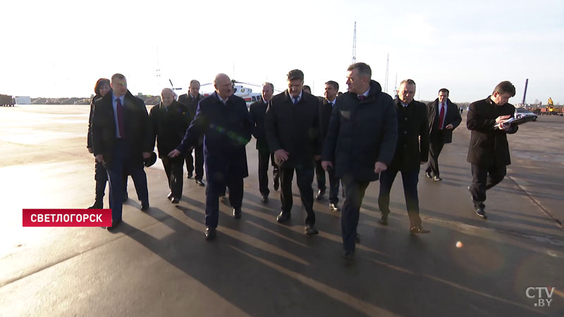 «Вам надо возвращать кредит, который вы взяли». Подробности рабочей поездки Президента в Светлогорск -16