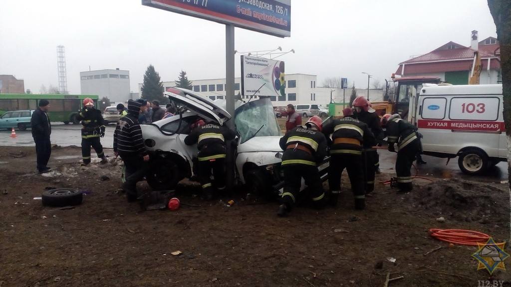 В Светлогорске Renault задел автобус и врезался в билборд. Водитель погиб-1