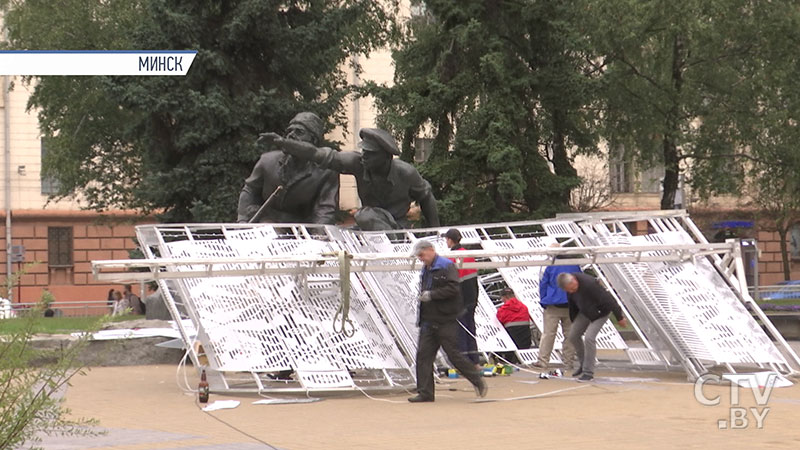 Световая композиция в виде листов рукописи с пером появилась на площади Якуба Коласа в Минске-1