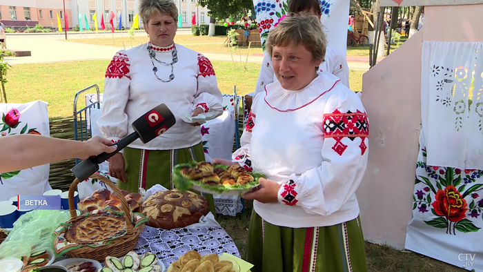 «И драники, и колдуны, и жаркое». Гомельчане отмечают День Независимости оригинально – там решили провести свята бульбы-16