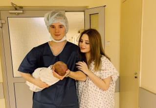 Арсений Шульгин и его супруга показали первые фото дочки Арсений Шульгин и его супруга показали первые фото дочки
